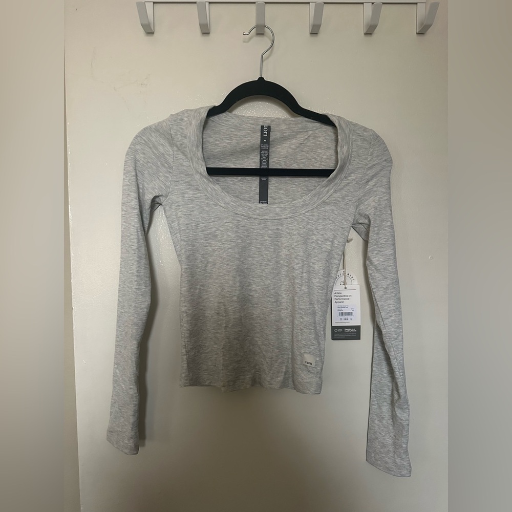 NWT Women’s Vuori Long Sleeve Pose Scoop Neck Tee 
White Heather Grey